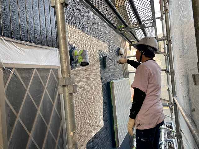 福岡市南区サイディング外壁中塗り作業